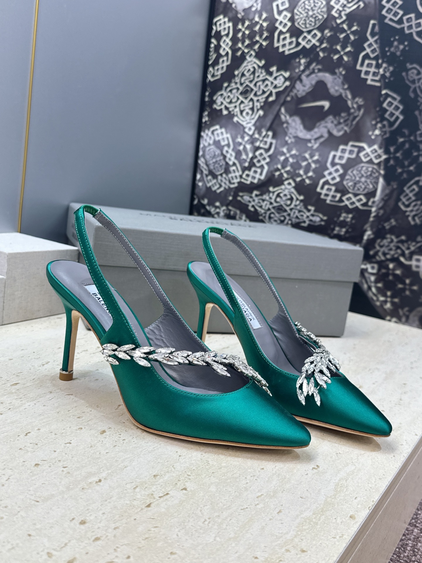 Balenciaga 巴黎世家x MANOLO BLAHNlK 2026春夏联名新款高跟女鞋  MB字母logo尖头水钻