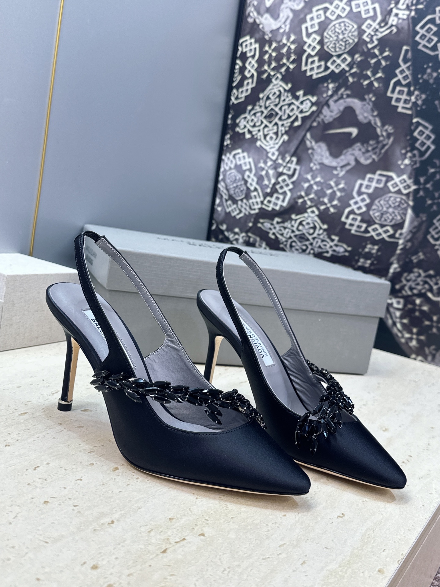 Balenciaga 巴黎世家x MANOLO BLAHNlK 2026春夏联名新款高跟女鞋  MB字母logo尖头水钻