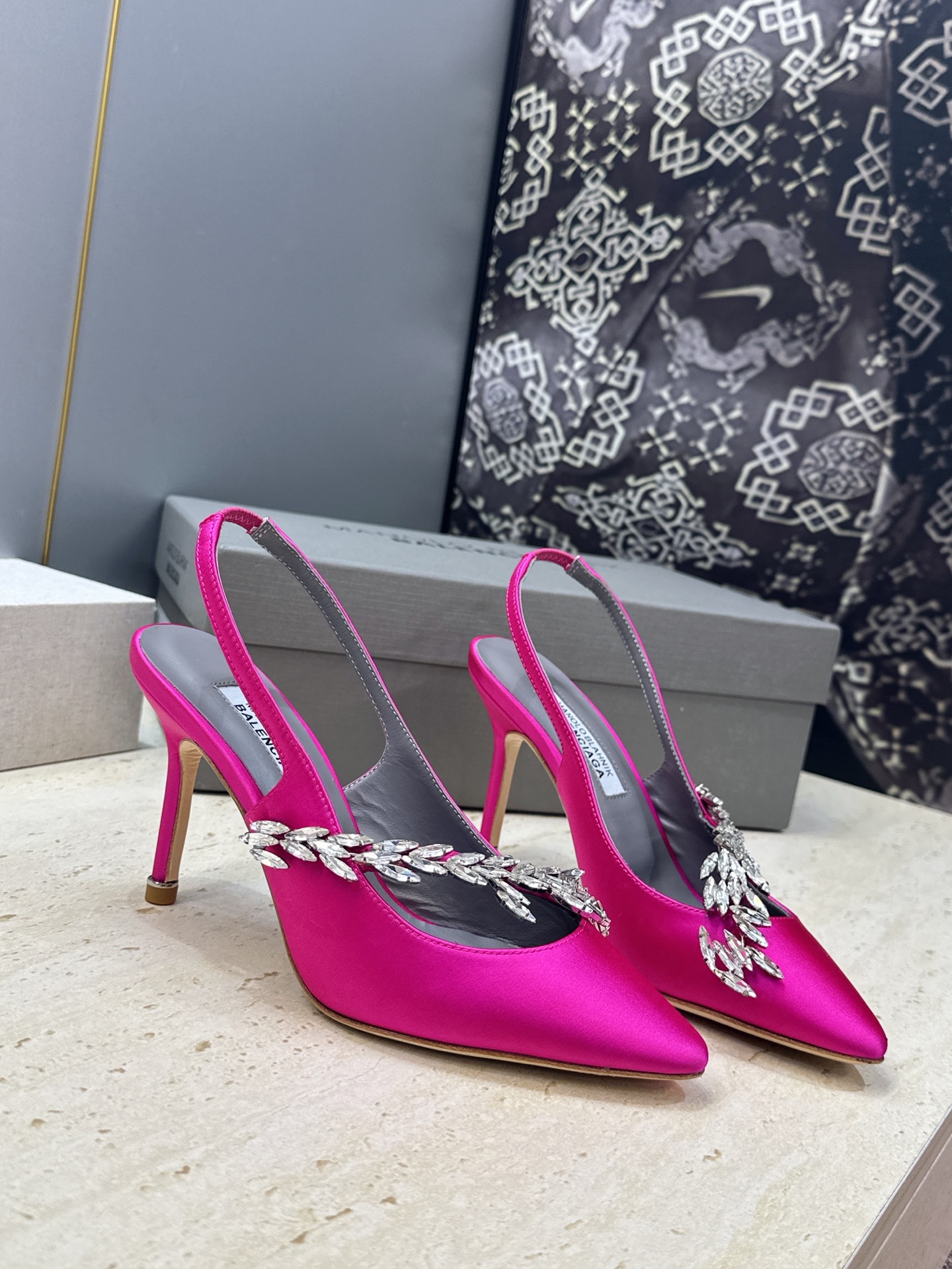 Balenciaga 巴黎世家x MANOLO BLAHNlK 2026春夏联名新款高跟女鞋  MB字母logo尖头水钻