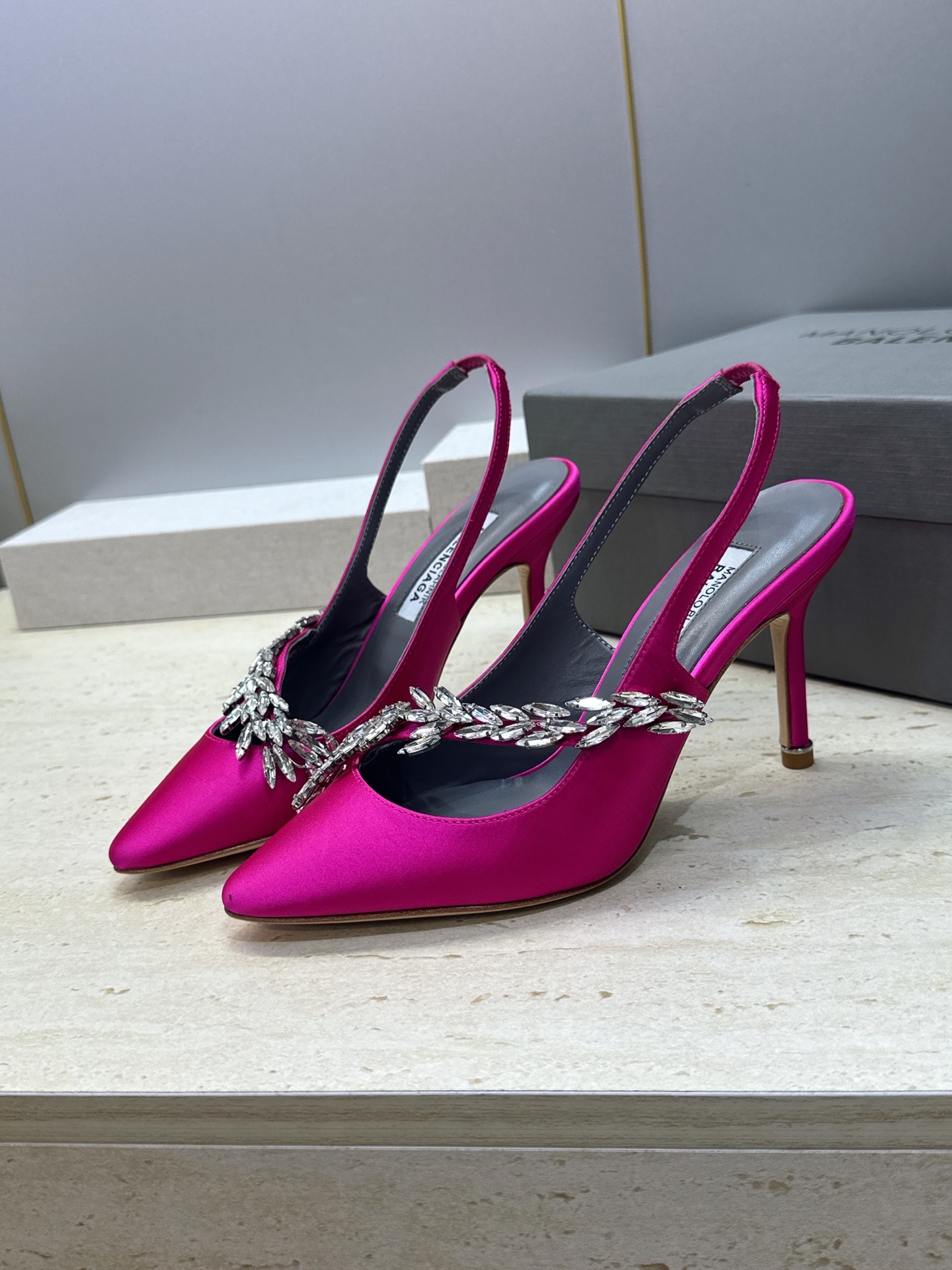 Balenciaga 巴黎世家x MANOLO BLAHNlK 2026春夏联名新款高跟女鞋 MB字母logo尖头水钻 Balenciaga 巴黎世家x MANOLO BLAHNlK 2026春夏联名新款高跟女鞋 MB字母logo尖头水钻