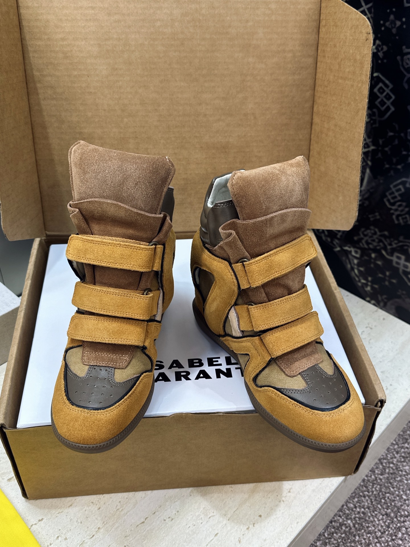 (配全套飞机盒) ISABEL MARANT 2026春夏新款高帮魔术贴休闲女鞋 伊莎贝尔字母logo平底内增高时尚拼色 (配全套飞机盒) ISABEL MARANT 2026春夏新款高帮魔术贴休闲女鞋 伊莎贝尔字母logo平底内增高时尚拼色