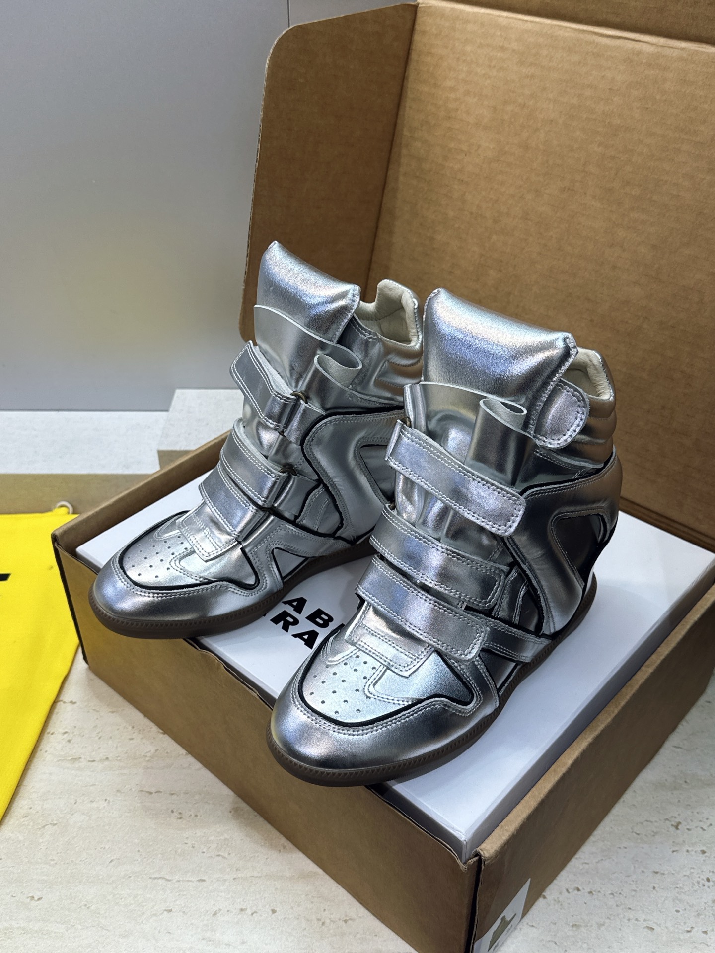 (配全套飞机盒) ISABEL MARANT 2026春夏新款高帮魔术贴休闲女鞋 伊莎贝尔字母logo平底内增高时尚拼色 (配全套飞机盒) ISABEL MARANT 2026春夏新款高帮魔术贴休闲女鞋 伊莎贝尔字母logo平底内增高时尚拼色