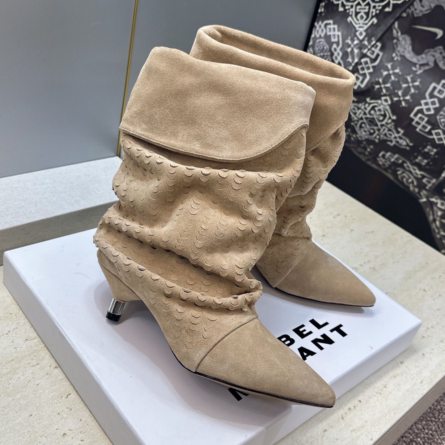 ISABEL MARANT 2026秋冬新款时尚低跟尖头两穿中筒女靴 伊莎贝尔字母logo一脚蹬机车马丁靴 材质:鞋面进 ISABEL MARANT 2026秋冬新款时尚低跟尖头两穿中筒女靴 伊莎贝尔字母logo一脚蹬机车马丁靴 材质:鞋面进