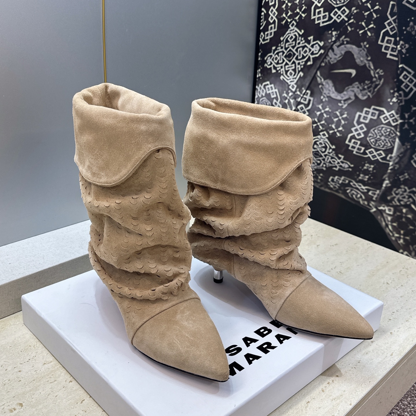 ISABEL MARANT 2026秋冬新款时尚低跟尖头两穿中筒女靴 伊莎贝尔字母logo一脚蹬机车马丁靴 材质:鞋面进