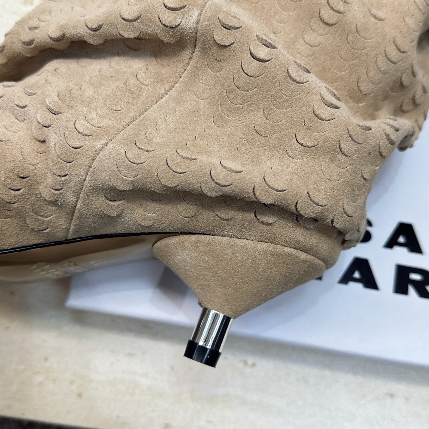 ISABEL MARANT 2026秋冬新款时尚低跟尖头两穿中筒女靴 伊莎贝尔字母logo一脚蹬机车马丁靴 材质:鞋面进 ISABEL MARANT 2026秋冬新款时尚低跟尖头两穿中筒女靴 伊莎贝尔字母logo一脚蹬机车马丁靴 材质:鞋面进