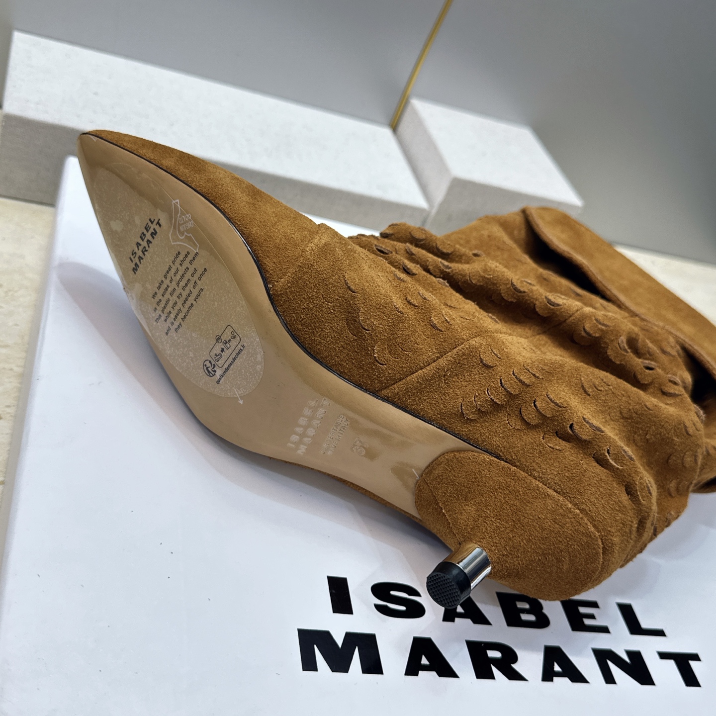 ISABEL MARANT 2026秋冬新款时尚低跟尖头两穿中筒女靴 伊莎贝尔字母logo一脚蹬机车马丁靴 材质:鞋面进 ISABEL MARANT 2026秋冬新款时尚低跟尖头两穿中筒女靴 伊莎贝尔字母logo一脚蹬机车马丁靴 材质:鞋面进