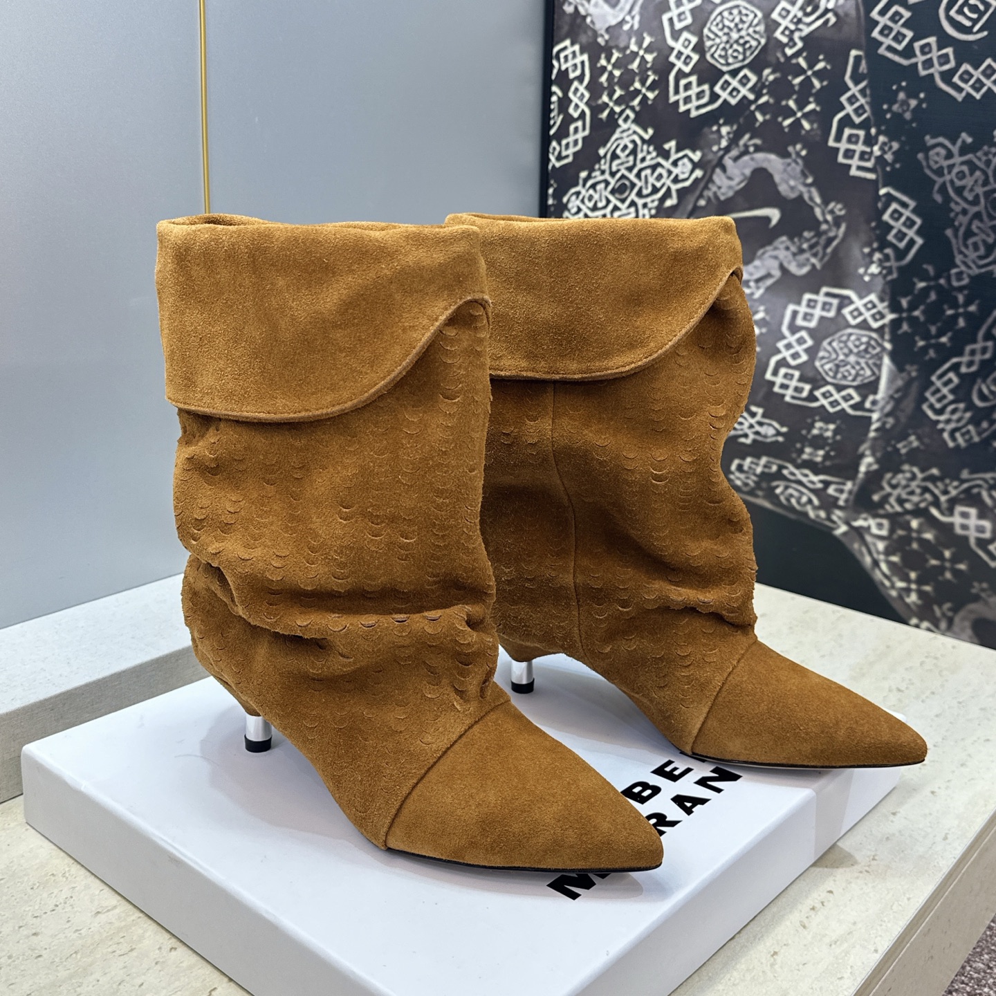 ISABEL MARANT 2026秋冬新款时尚低跟尖头两穿中筒女靴 伊莎贝尔字母logo一脚蹬机车马丁靴 材质:鞋面进 ISABEL MARANT 2026秋冬新款时尚低跟尖头两穿中筒女靴 伊莎贝尔字母logo一脚蹬机车马丁靴 材质:鞋面进