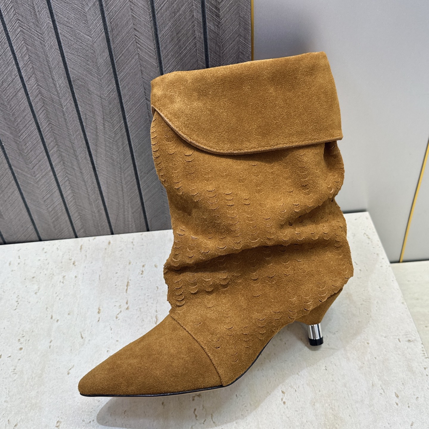 ISABEL MARANT 2026秋冬新款时尚低跟尖头两穿中筒女靴 伊莎贝尔字母logo一脚蹬机车马丁靴 材质:鞋面进 ISABEL MARANT 2026秋冬新款时尚低跟尖头两穿中筒女靴 伊莎贝尔字母logo一脚蹬机车马丁靴 材质:鞋面进