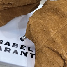 ISABEL MARANT 2026秋冬新款时尚低跟尖头两穿中筒女靴 伊莎贝尔字母logo一脚蹬机车马丁靴 材质:鞋面进 ISABEL MARANT 2026秋冬新款时尚低跟尖头两穿中筒女靴 伊莎贝尔字母logo一脚蹬机车马丁靴 材质:鞋面进