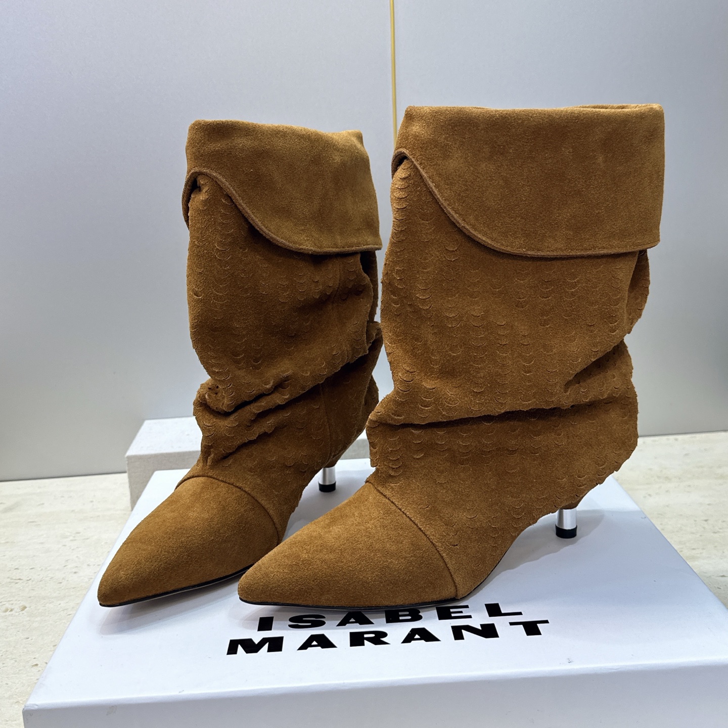 ISABEL MARANT 2026秋冬新款时尚低跟尖头两穿中筒女靴 伊莎贝尔字母logo一脚蹬机车马丁靴 材质:鞋面进