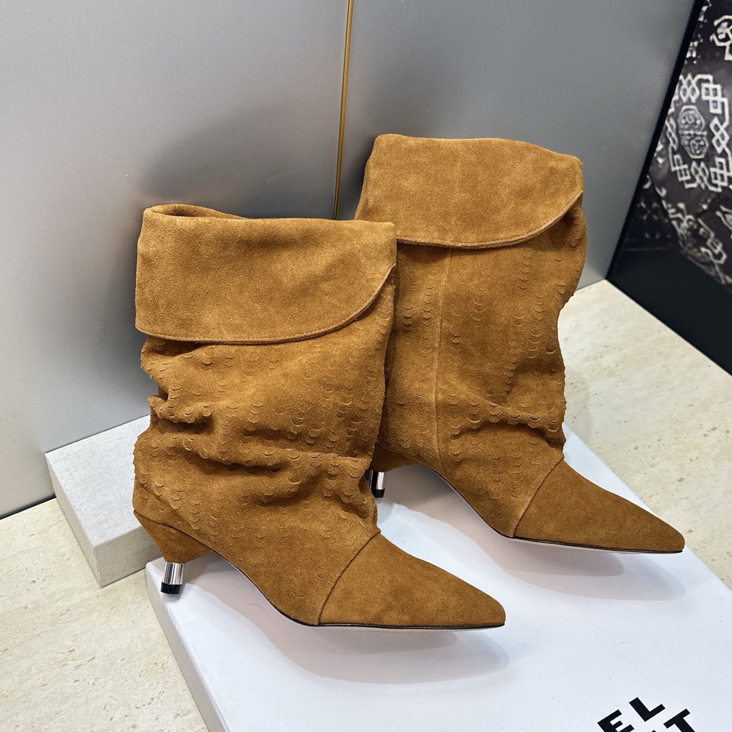 ISABEL MARANT 2026秋冬新款时尚低跟尖头两穿中筒女靴 伊莎贝尔字母logo一脚蹬机车马丁靴 材质:鞋面进 ISABEL MARANT 2026秋冬新款时尚低跟尖头两穿中筒女靴 伊莎贝尔字母logo一脚蹬机车马丁靴 材质:鞋面进