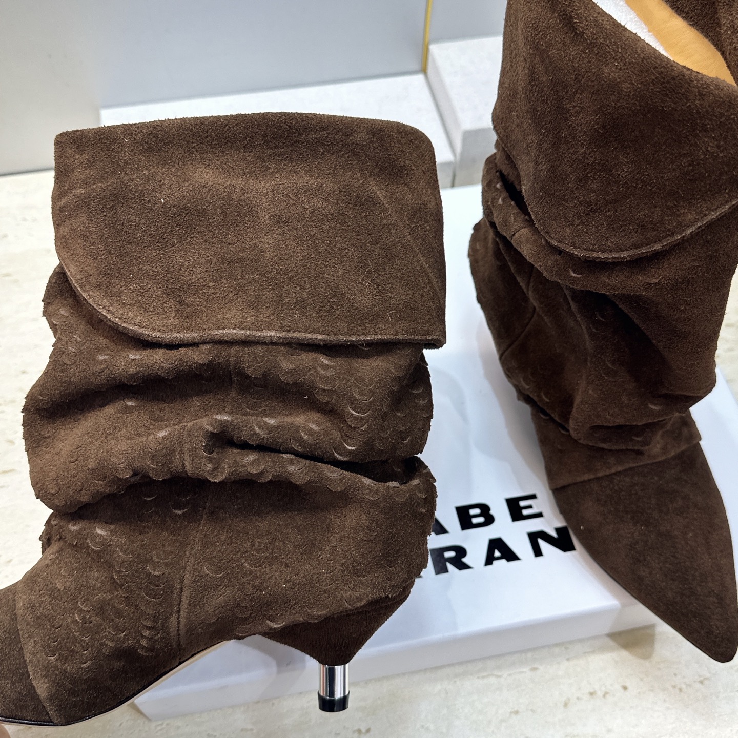 ISABEL MARANT 2026秋冬新款时尚低跟尖头两穿中筒女靴 伊莎贝尔字母logo一脚蹬机车马丁靴 材质:鞋面进 ISABEL MARANT 2026秋冬新款时尚低跟尖头两穿中筒女靴 伊莎贝尔字母logo一脚蹬机车马丁靴 材质:鞋面进