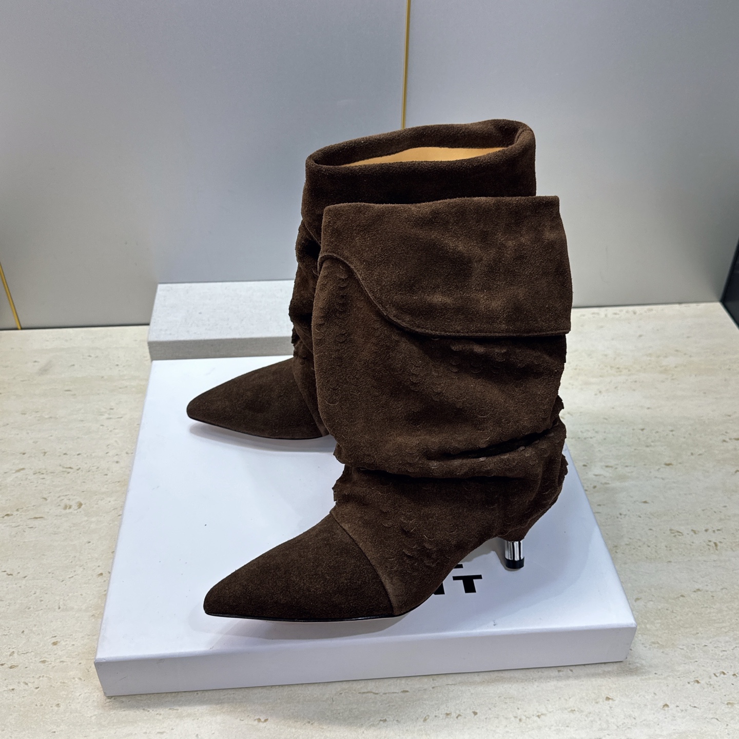 ISABEL MARANT 2026秋冬新款时尚低跟尖头两穿中筒女靴 伊莎贝尔字母logo一脚蹬机车马丁靴 材质:鞋面进 ISABEL MARANT 2026秋冬新款时尚低跟尖头两穿中筒女靴 伊莎贝尔字母logo一脚蹬机车马丁靴 材质:鞋面进