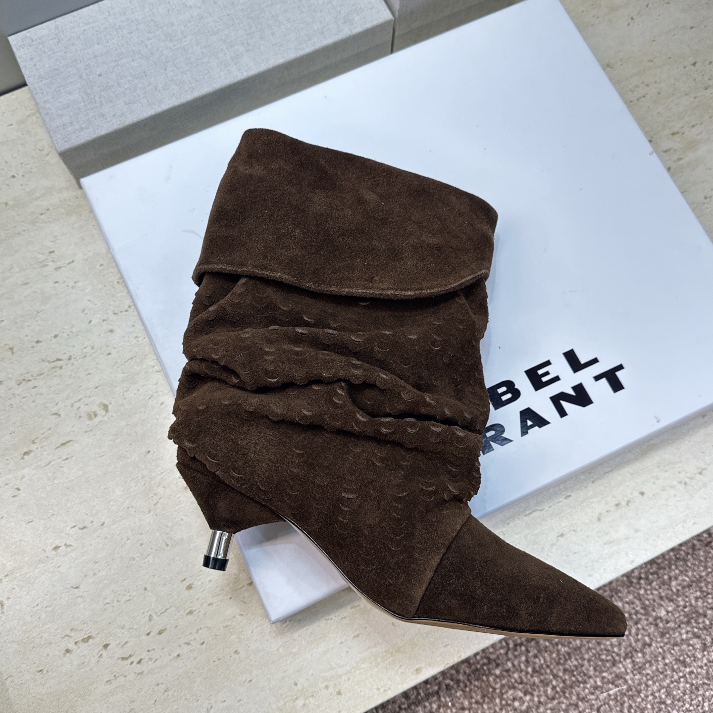 ISABEL MARANT 2026秋冬新款时尚低跟尖头两穿中筒女靴 伊莎贝尔字母logo一脚蹬机车马丁靴 材质:鞋面进 ISABEL MARANT 2026秋冬新款时尚低跟尖头两穿中筒女靴 伊莎贝尔字母logo一脚蹬机车马丁靴 材质:鞋面进
