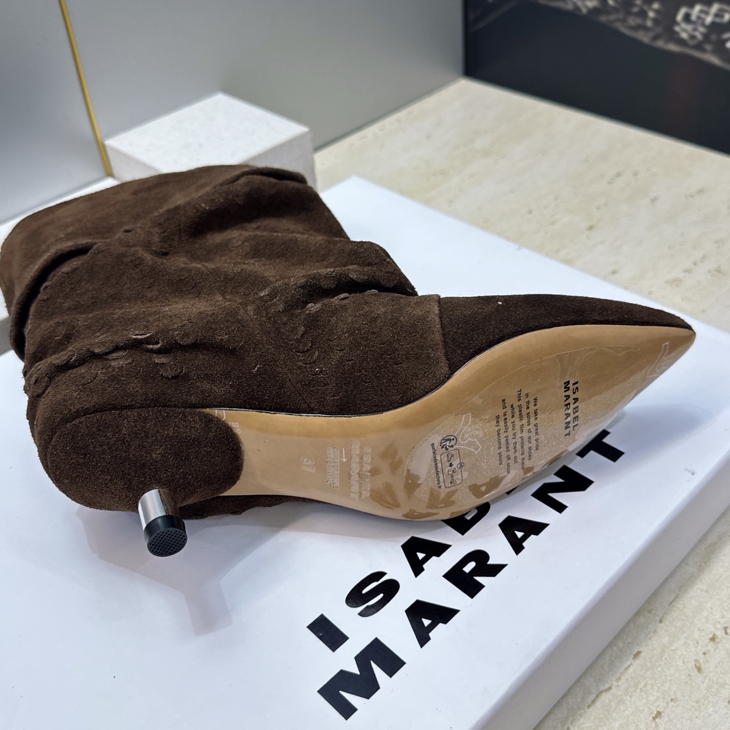 ISABEL MARANT 2026秋冬新款时尚低跟尖头两穿中筒女靴 伊莎贝尔字母logo一脚蹬机车马丁靴 材质:鞋面进 ISABEL MARANT 2026秋冬新款时尚低跟尖头两穿中筒女靴 伊莎贝尔字母logo一脚蹬机车马丁靴 材质:鞋面进