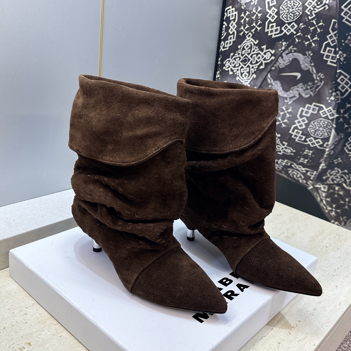 ISABEL MARANT 2026秋冬新款时尚低跟尖头两穿中筒女靴 伊莎贝尔字母logo一脚蹬机车马丁靴 材质:鞋面进