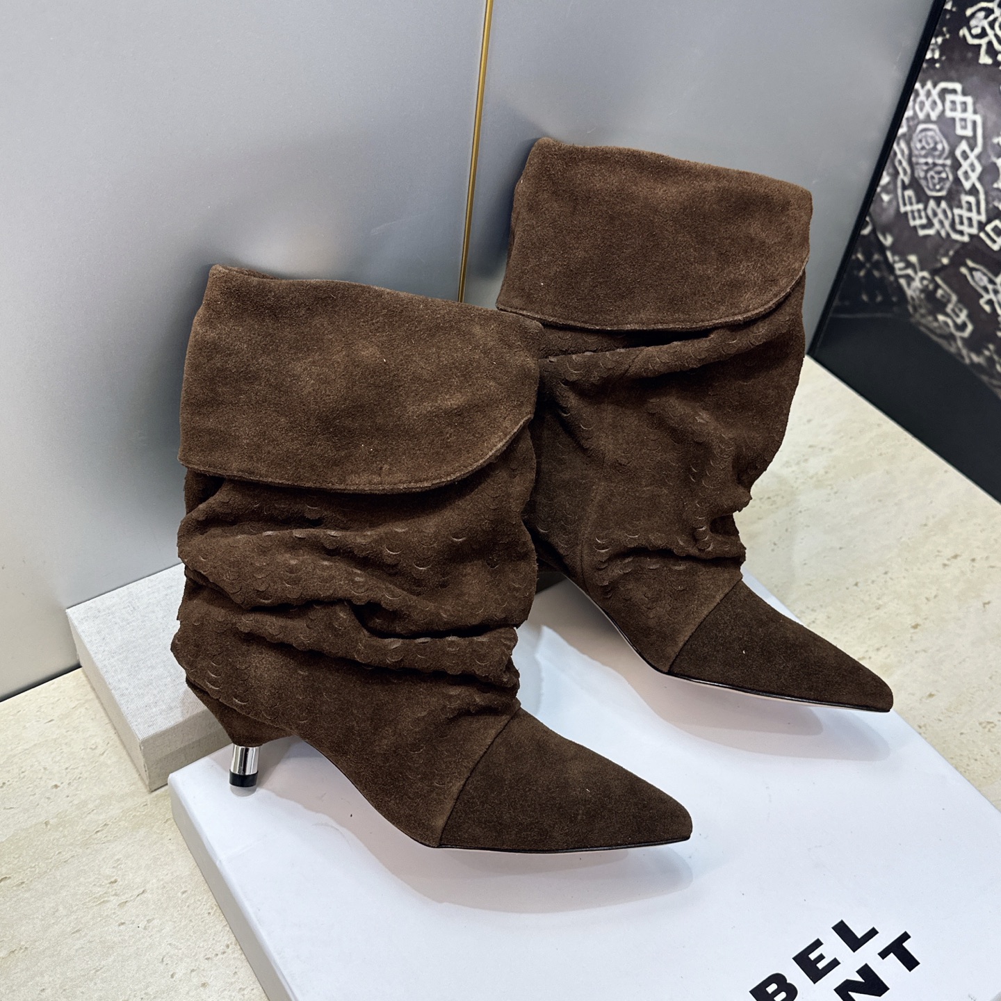 ISABEL MARANT 2026秋冬新款时尚低跟尖头两穿中筒女靴 伊莎贝尔字母logo一脚蹬机车马丁靴 材质:鞋面进 ISABEL MARANT 2026秋冬新款时尚低跟尖头两穿中筒女靴 伊莎贝尔字母logo一脚蹬机车马丁靴 材质:鞋面进