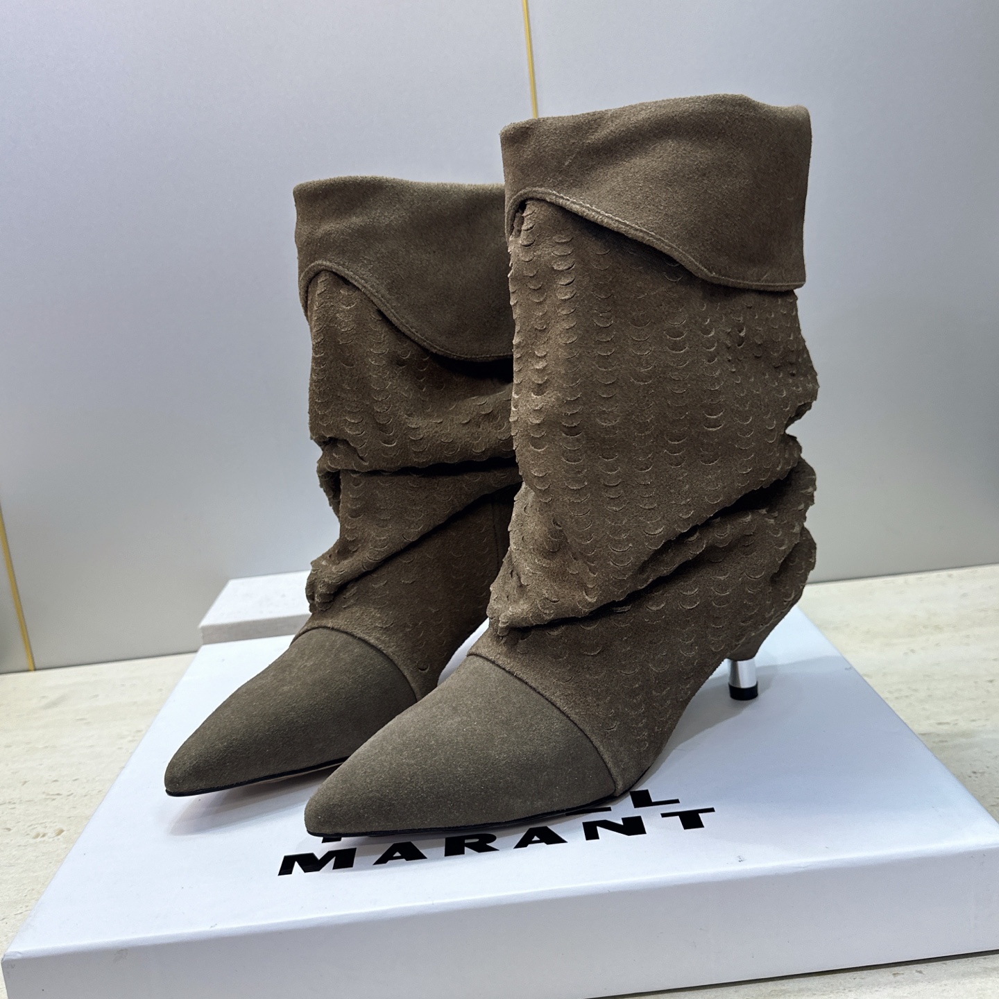ISABEL MARANT 2026秋冬新款时尚低跟尖头两穿中筒女靴 伊莎贝尔字母logo一脚蹬机车马丁靴 材质:鞋面进 ISABEL MARANT 2026秋冬新款时尚低跟尖头两穿中筒女靴 伊莎贝尔字母logo一脚蹬机车马丁靴 材质:鞋面进