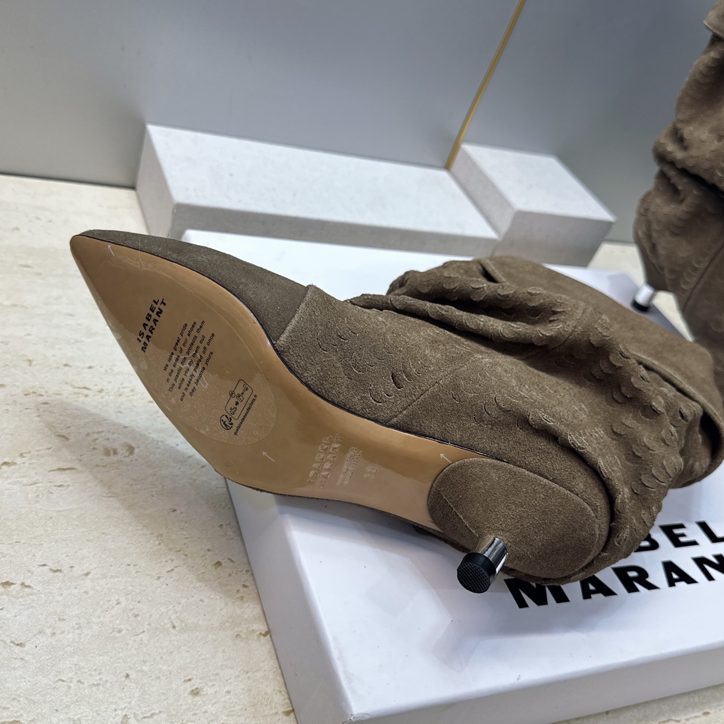 ISABEL MARANT 2026秋冬新款时尚低跟尖头两穿中筒女靴 伊莎贝尔字母logo一脚蹬机车马丁靴 材质:鞋面进 ISABEL MARANT 2026秋冬新款时尚低跟尖头两穿中筒女靴 伊莎贝尔字母logo一脚蹬机车马丁靴 材质:鞋面进