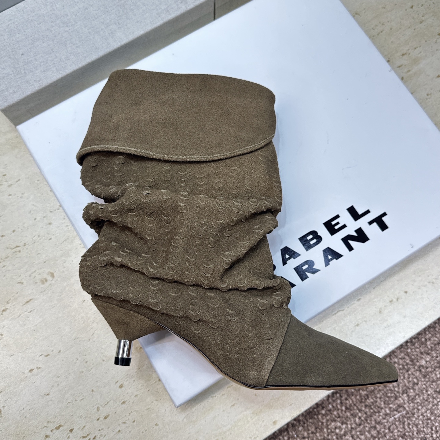 ISABEL MARANT 2026秋冬新款时尚低跟尖头两穿中筒女靴 伊莎贝尔字母logo一脚蹬机车马丁靴 材质:鞋面进 ISABEL MARANT 2026秋冬新款时尚低跟尖头两穿中筒女靴 伊莎贝尔字母logo一脚蹬机车马丁靴 材质:鞋面进