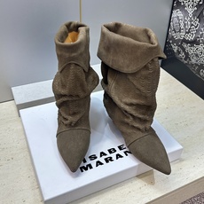 ISABEL MARANT 2026秋冬新款时尚低跟尖头两穿中筒女靴 伊莎贝尔字母logo一脚蹬机车马丁靴 材质:鞋面进 ISABEL MARANT 2026秋冬新款时尚低跟尖头两穿中筒女靴 伊莎贝尔字母logo一脚蹬机车马丁靴 材质:鞋面进