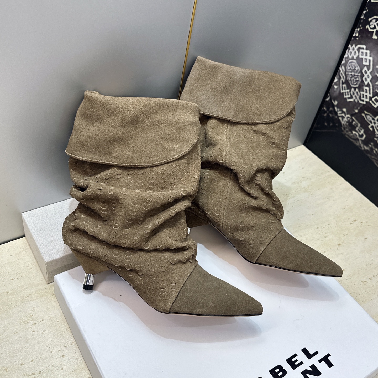 ISABEL MARANT 2026秋冬新款时尚低跟尖头两穿中筒女靴 伊莎贝尔字母logo一脚蹬机车马丁靴 材质:鞋面进 ISABEL MARANT 2026秋冬新款时尚低跟尖头两穿中筒女靴 伊莎贝尔字母logo一脚蹬机车马丁靴 材质:鞋面进