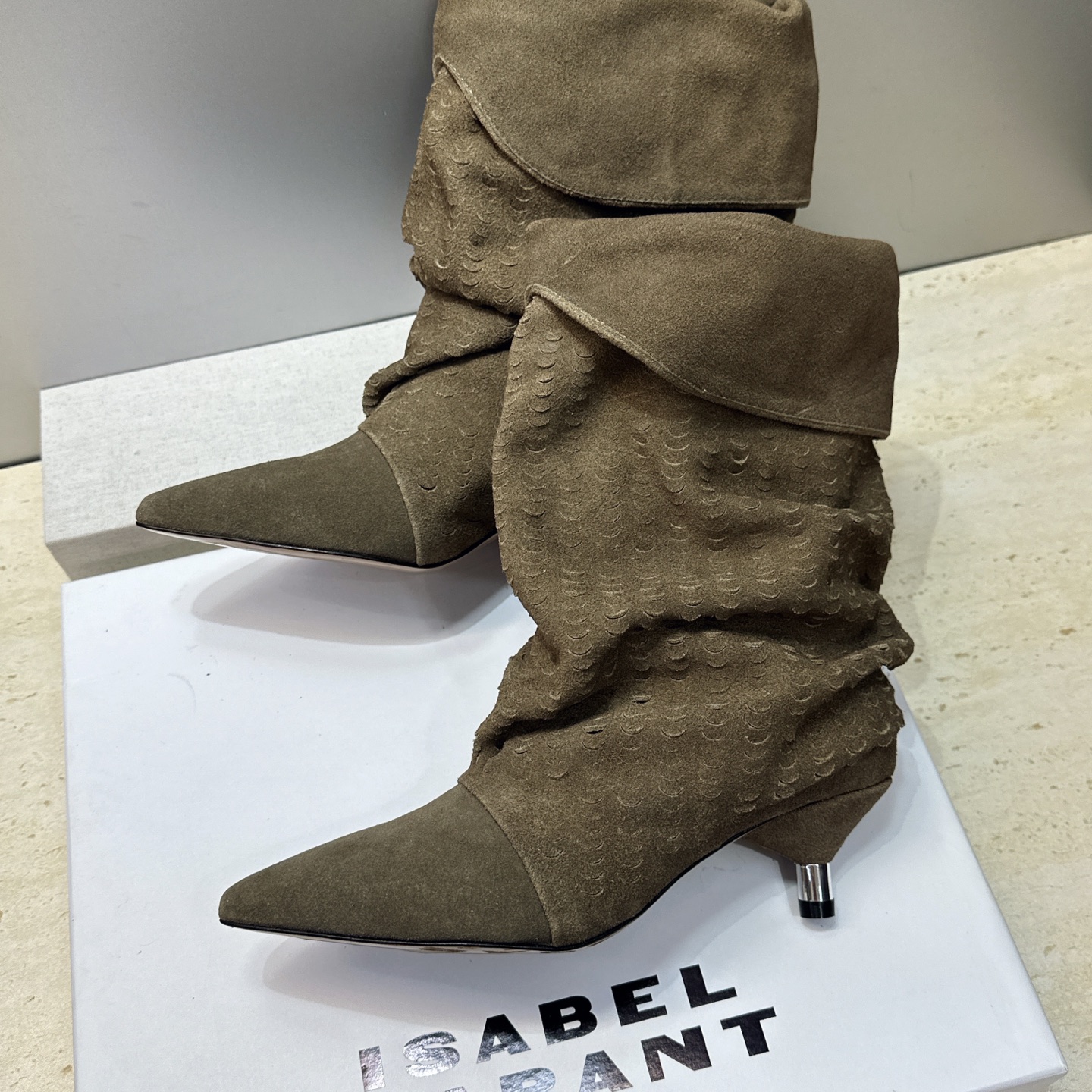 ISABEL MARANT 2026秋冬新款时尚低跟尖头两穿中筒女靴 伊莎贝尔字母logo一脚蹬机车马丁靴 材质:鞋面进 ISABEL MARANT 2026秋冬新款时尚低跟尖头两穿中筒女靴 伊莎贝尔字母logo一脚蹬机车马丁靴 材质:鞋面进