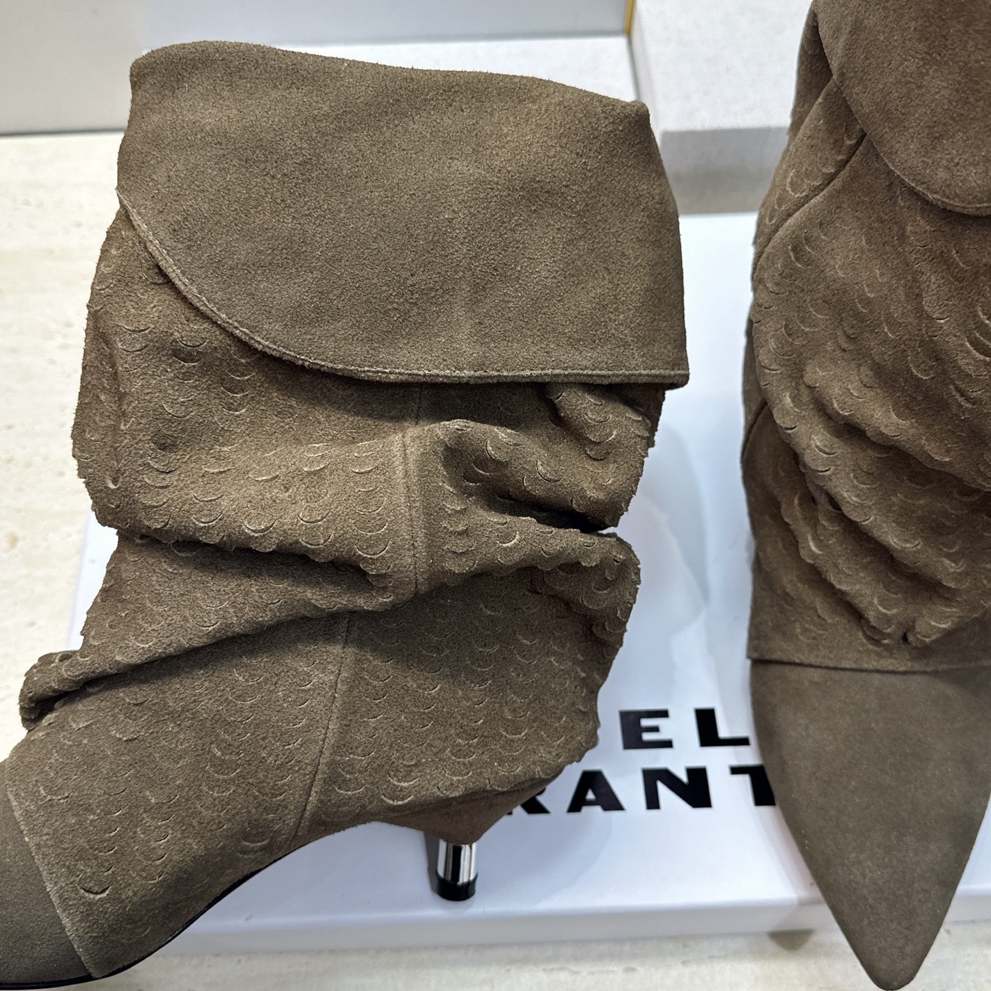 ISABEL MARANT 2026秋冬新款时尚低跟尖头两穿中筒女靴 伊莎贝尔字母logo一脚蹬机车马丁靴 材质:鞋面进 ISABEL MARANT 2026秋冬新款时尚低跟尖头两穿中筒女靴 伊莎贝尔字母logo一脚蹬机车马丁靴 材质:鞋面进