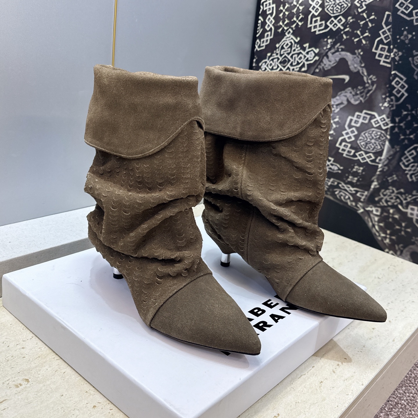 ISABEL MARANT 2026秋冬新款时尚低跟尖头两穿中筒女靴 伊莎贝尔字母logo一脚蹬机车马丁靴 材质:鞋面进