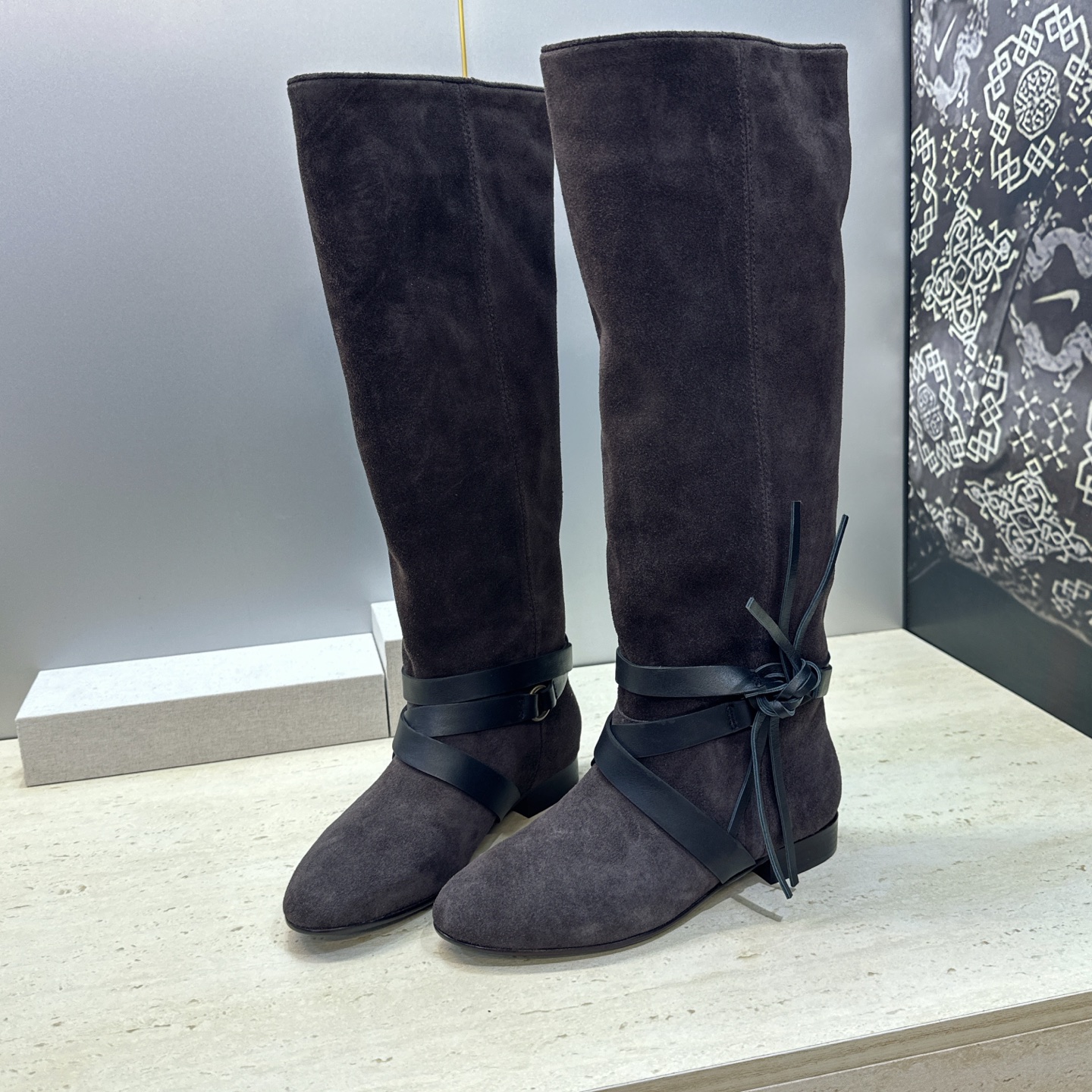 ISABEL MARANT 2026秋冬新款时尚绑带流苏高筒及膝女长靴 伊莎贝尔字母logo低跟圆头一脚蹬拼色机车骑士军 ISABEL MARANT 2026秋冬新款时尚绑带流苏高筒及膝女长靴 伊莎贝尔字母logo低跟圆头一脚蹬拼色机车骑士军