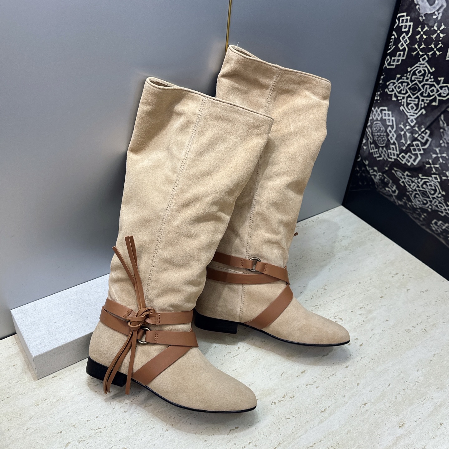 ISABEL MARANT 2026秋冬新款时尚绑带流苏高筒及膝女长靴 伊莎贝尔字母logo低跟圆头一脚蹬拼色机车骑士军 ISABEL MARANT 2026秋冬新款时尚绑带流苏高筒及膝女长靴 伊莎贝尔字母logo低跟圆头一脚蹬拼色机车骑士军