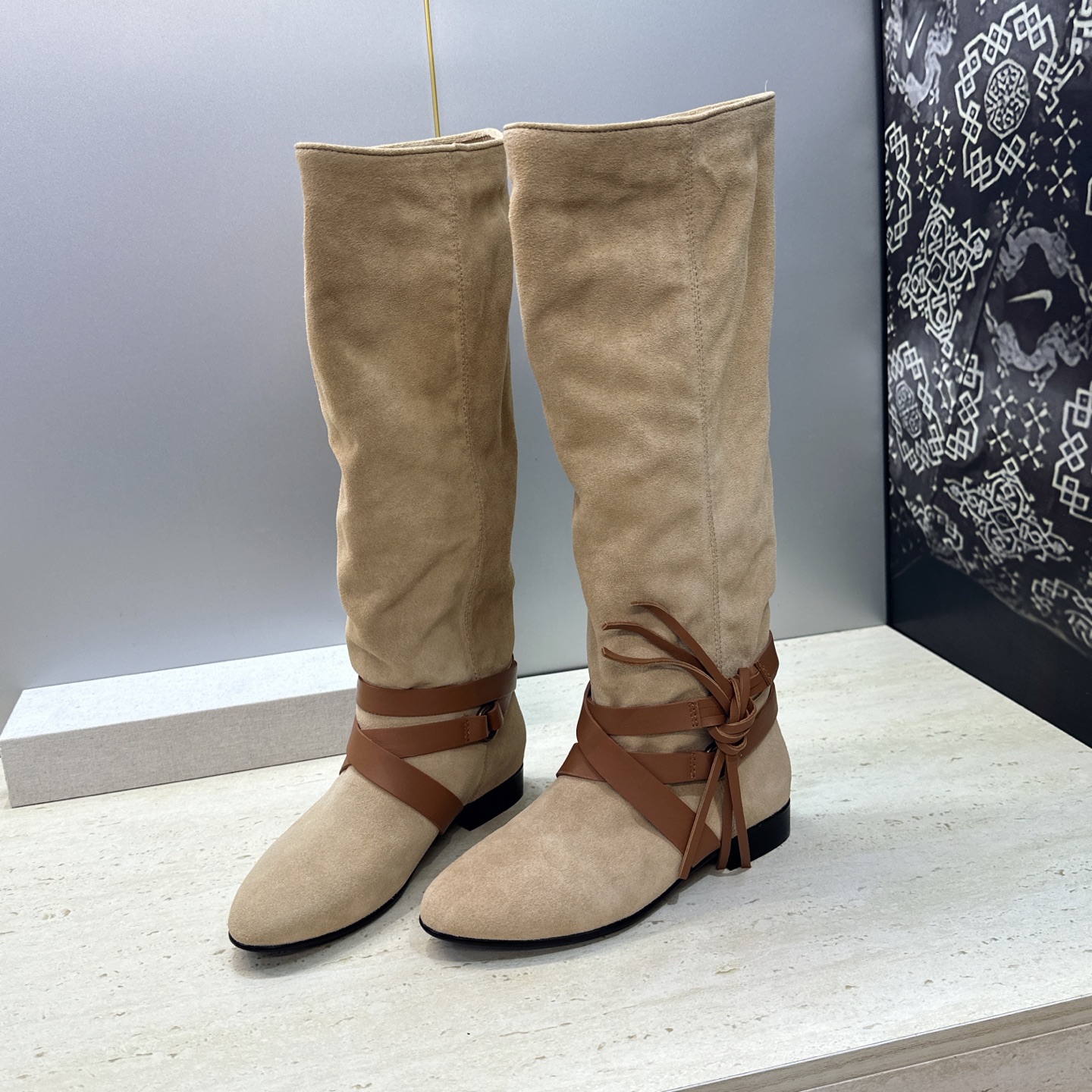ISABEL MARANT 2026秋冬新款时尚绑带流苏高筒及膝女长靴 伊莎贝尔字母logo低跟圆头一脚蹬拼色机车骑士军 ISABEL MARANT 2026秋冬新款时尚绑带流苏高筒及膝女长靴 伊莎贝尔字母logo低跟圆头一脚蹬拼色机车骑士军