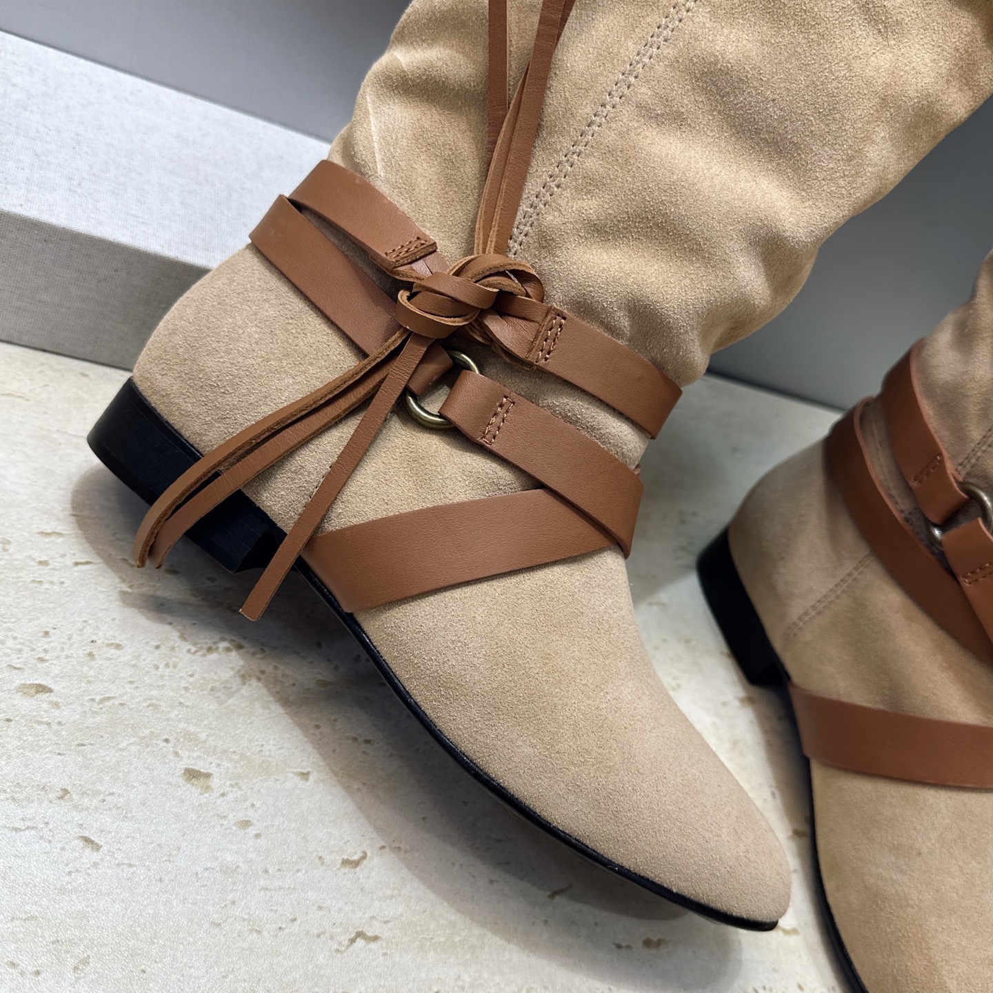 ISABEL MARANT 2026秋冬新款时尚绑带流苏高筒及膝女长靴 伊莎贝尔字母logo低跟圆头一脚蹬拼色机车骑士军 ISABEL MARANT 2026秋冬新款时尚绑带流苏高筒及膝女长靴 伊莎贝尔字母logo低跟圆头一脚蹬拼色机车骑士军