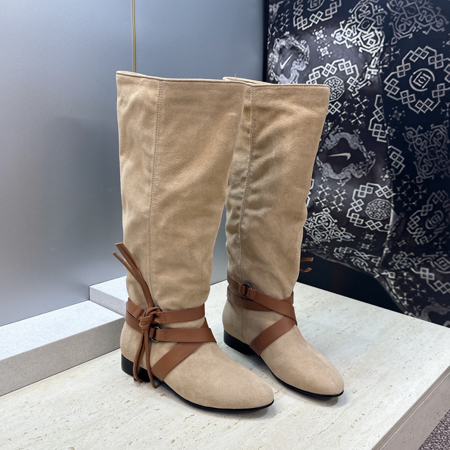 ISABEL MARANT 2026秋冬新款时尚绑带流苏高筒及膝女长靴 伊莎贝尔字母logo低跟圆头一脚蹬拼色机车骑士军