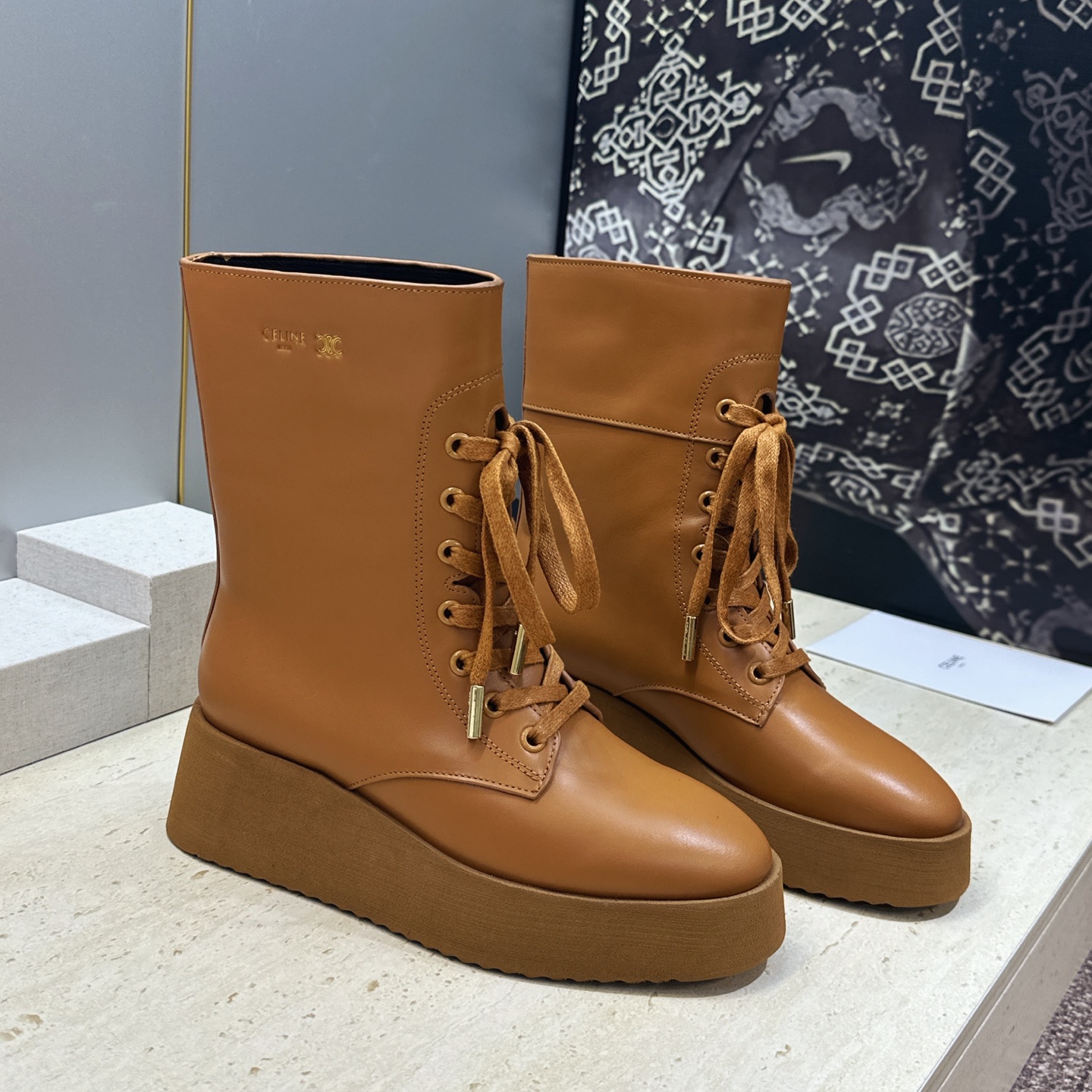 CELINE 2026秋冬新款系带机车女短靴 瑟琳字母logo厚底低跟圆头骑士靴 材质:鞋面定制进口小牛皮+水染牛皮里+