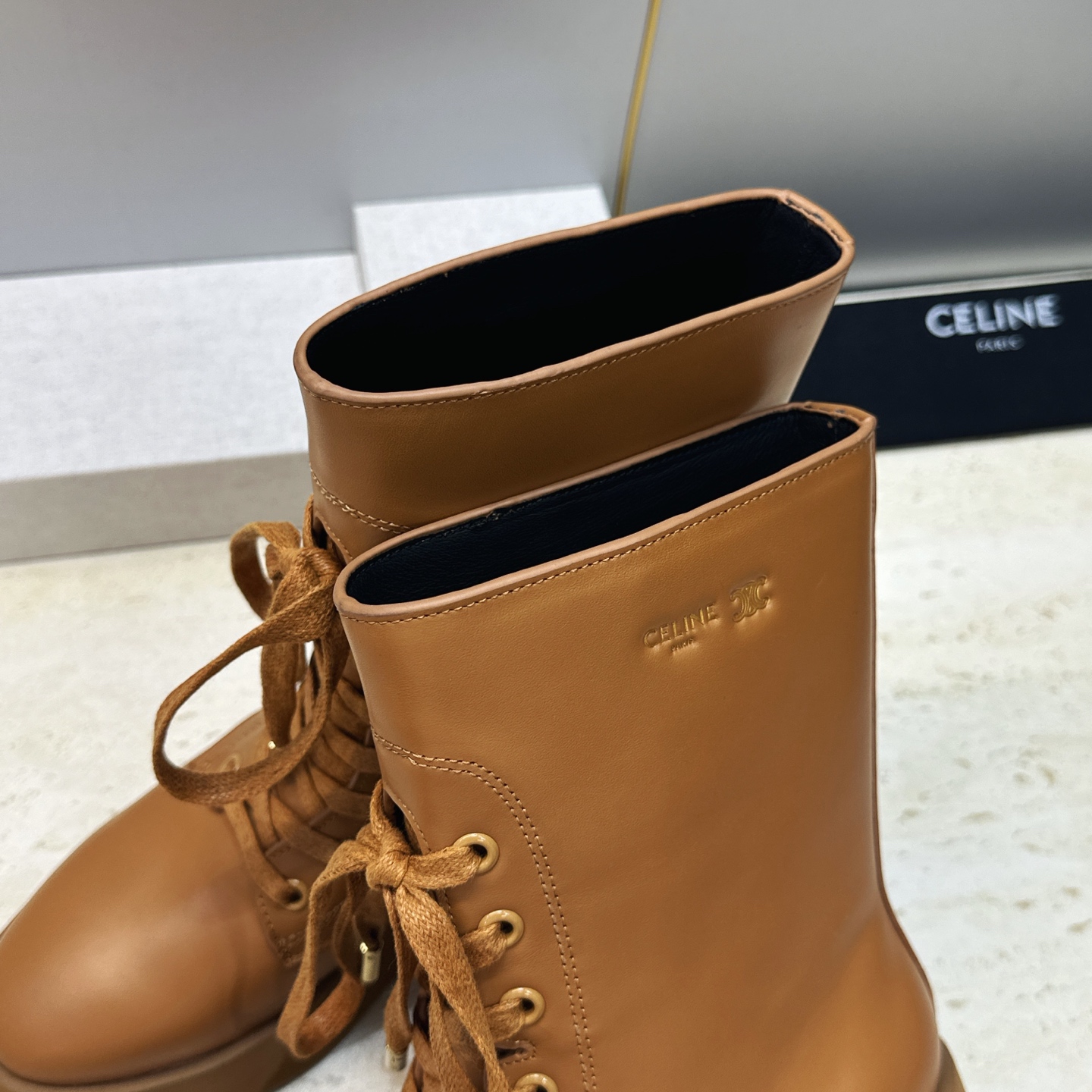 CELINE 2026秋冬新款系带机车女短靴 瑟琳字母logo厚底低跟圆头骑士靴 材质:鞋面定制进口小牛皮+水染牛皮里+ CELINE 2026秋冬新款系带机车女短靴 瑟琳字母logo厚底低跟圆头骑士靴 材质:鞋面定制进口小牛皮+水染牛皮里+