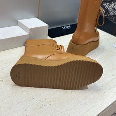 CELINE 2026秋冬新款系带机车女短靴 瑟琳字母logo厚底低跟圆头骑士靴 材质:鞋面定制进口小牛皮+水染牛皮里+ CELINE 2026秋冬新款系带机车女短靴 瑟琳字母logo厚底低跟圆头骑士靴 材质:鞋面定制进口小牛皮+水染牛皮里+