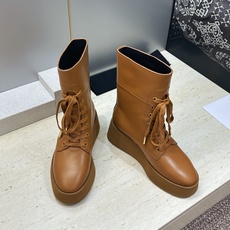 CELINE 2026秋冬新款系带机车女短靴 瑟琳字母logo厚底低跟圆头骑士靴 材质:鞋面定制进口小牛皮+水染牛皮里+ CELINE 2026秋冬新款系带机车女短靴 瑟琳字母logo厚底低跟圆头骑士靴 材质:鞋面定制进口小牛皮+水染牛皮里+