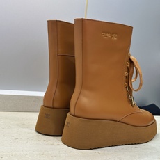 CELINE 2026秋冬新款系带机车女短靴 瑟琳字母logo厚底低跟圆头骑士靴 材质:鞋面定制进口小牛皮+水染牛皮里+ CELINE 2026秋冬新款系带机车女短靴 瑟琳字母logo厚底低跟圆头骑士靴 材质:鞋面定制进口小牛皮+水染牛皮里+