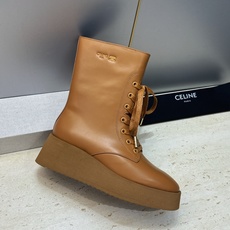 CELINE 2026秋冬新款系带机车女短靴 瑟琳字母logo厚底低跟圆头骑士靴 材质:鞋面定制进口小牛皮+水染牛皮里+ CELINE 2026秋冬新款系带机车女短靴 瑟琳字母logo厚底低跟圆头骑士靴 材质:鞋面定制进口小牛皮+水染牛皮里+