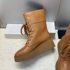 CELINE 2026秋冬新款系带机车女短靴 瑟琳字母logo厚底低跟圆头骑士靴 材质:鞋面定制进口小牛皮+水染牛皮里+ CELINE 2026秋冬新款系带机车女短靴 瑟琳字母logo厚底低跟圆头骑士靴 材质:鞋面定制进口小牛皮+水染牛皮里+