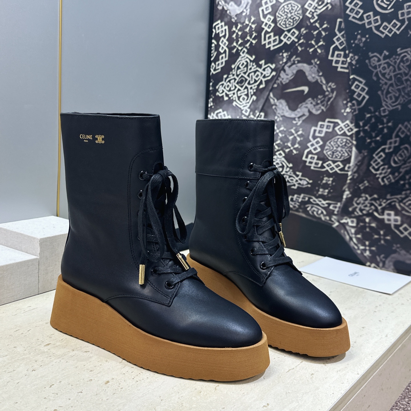 CELINE 2026秋冬新款系带机车女短靴 瑟琳字母logo厚底低跟圆头骑士靴 材质:鞋面定制进口小牛皮+水染牛皮里+