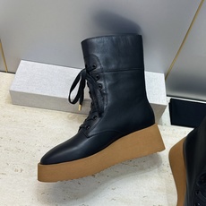 CELINE 2026秋冬新款系带机车女短靴 瑟琳字母logo厚底低跟圆头骑士靴 材质:鞋面定制进口小牛皮+水染牛皮里+ CELINE 2026秋冬新款系带机车女短靴 瑟琳字母logo厚底低跟圆头骑士靴 材质:鞋面定制进口小牛皮+水染牛皮里+