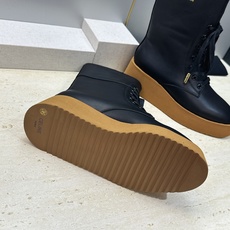 CELINE 2026秋冬新款系带机车女短靴 瑟琳字母logo厚底低跟圆头骑士靴 材质:鞋面定制进口小牛皮+水染牛皮里+ CELINE 2026秋冬新款系带机车女短靴 瑟琳字母logo厚底低跟圆头骑士靴 材质:鞋面定制进口小牛皮+水染牛皮里+