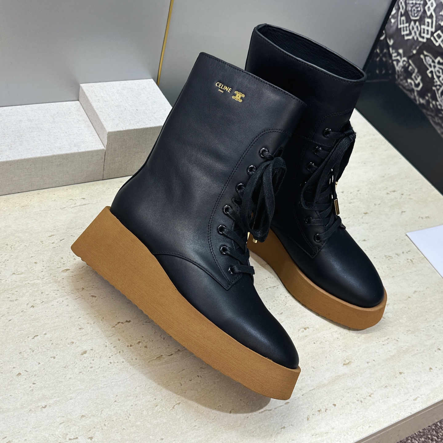CELINE 2026秋冬新款系带机车女短靴 瑟琳字母logo厚底低跟圆头骑士靴 材质:鞋面定制进口小牛皮+水染牛皮里+ CELINE 2026秋冬新款系带机车女短靴 瑟琳字母logo厚底低跟圆头骑士靴 材质:鞋面定制进口小牛皮+水染牛皮里+