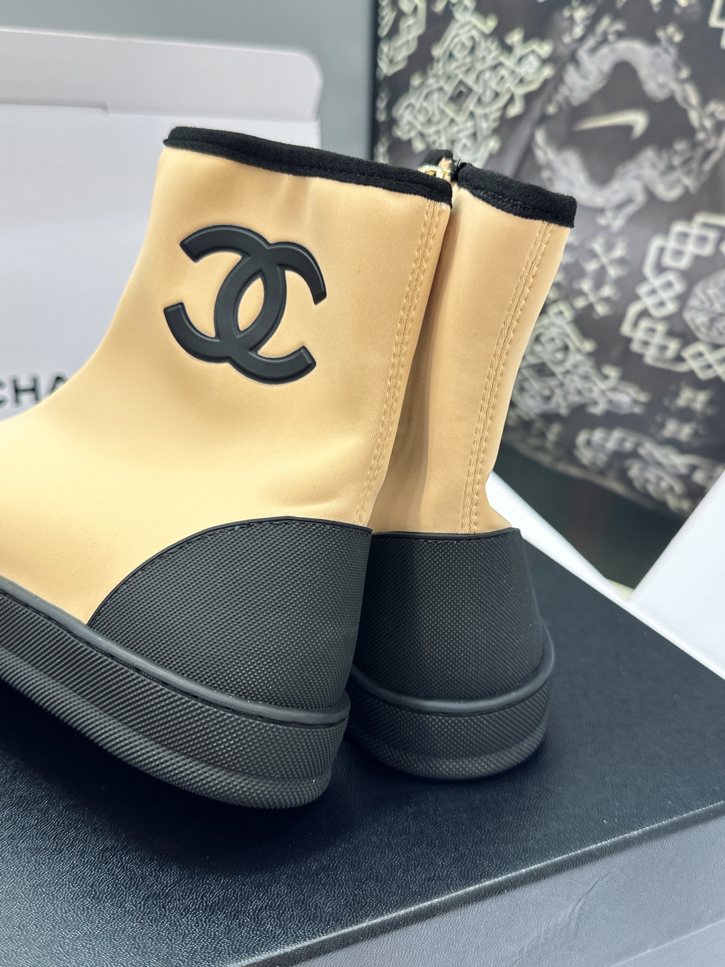 莞货 代购级 CHANEL 香奈儿2026春夏新款芭蕾舞袜子弹力女靴 小香双C字母logo平底圆头拼色机车骑士休闲短靴 莞货 代购级 CHANEL 香奈儿2026春夏新款芭蕾舞袜子弹力女靴 小香双C字母logo平底圆头拼色机车骑士休闲短靴