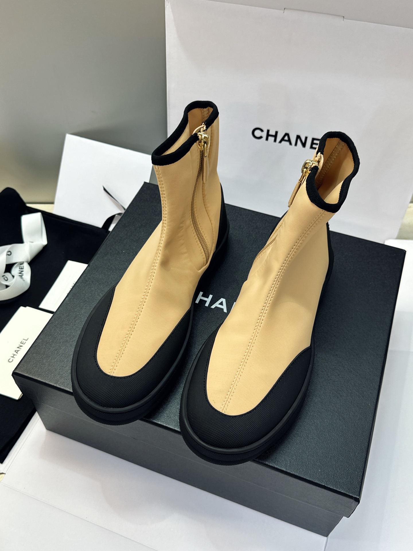 莞货 代购级 CHANEL 香奈儿2026春夏新款芭蕾舞袜子弹力女靴 小香双C字母logo平底圆头拼色机车骑士休闲短靴 莞货 代购级 CHANEL 香奈儿2026春夏新款芭蕾舞袜子弹力女靴 小香双C字母logo平底圆头拼色机车骑士休闲短靴