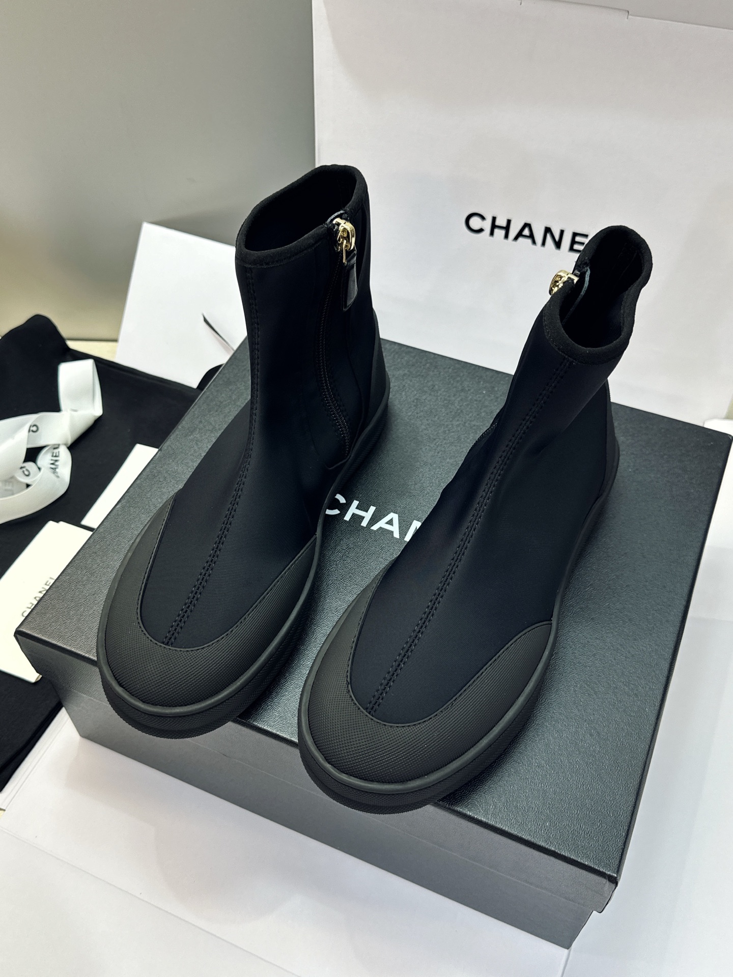 莞货 代购级 CHANEL 香奈儿2026春夏新款芭蕾舞袜子弹力女靴 小香双C字母logo平底圆头拼色机车骑士休闲短靴 莞货 代购级 CHANEL 香奈儿2026春夏新款芭蕾舞袜子弹力女靴 小香双C字母logo平底圆头拼色机车骑士休闲短靴