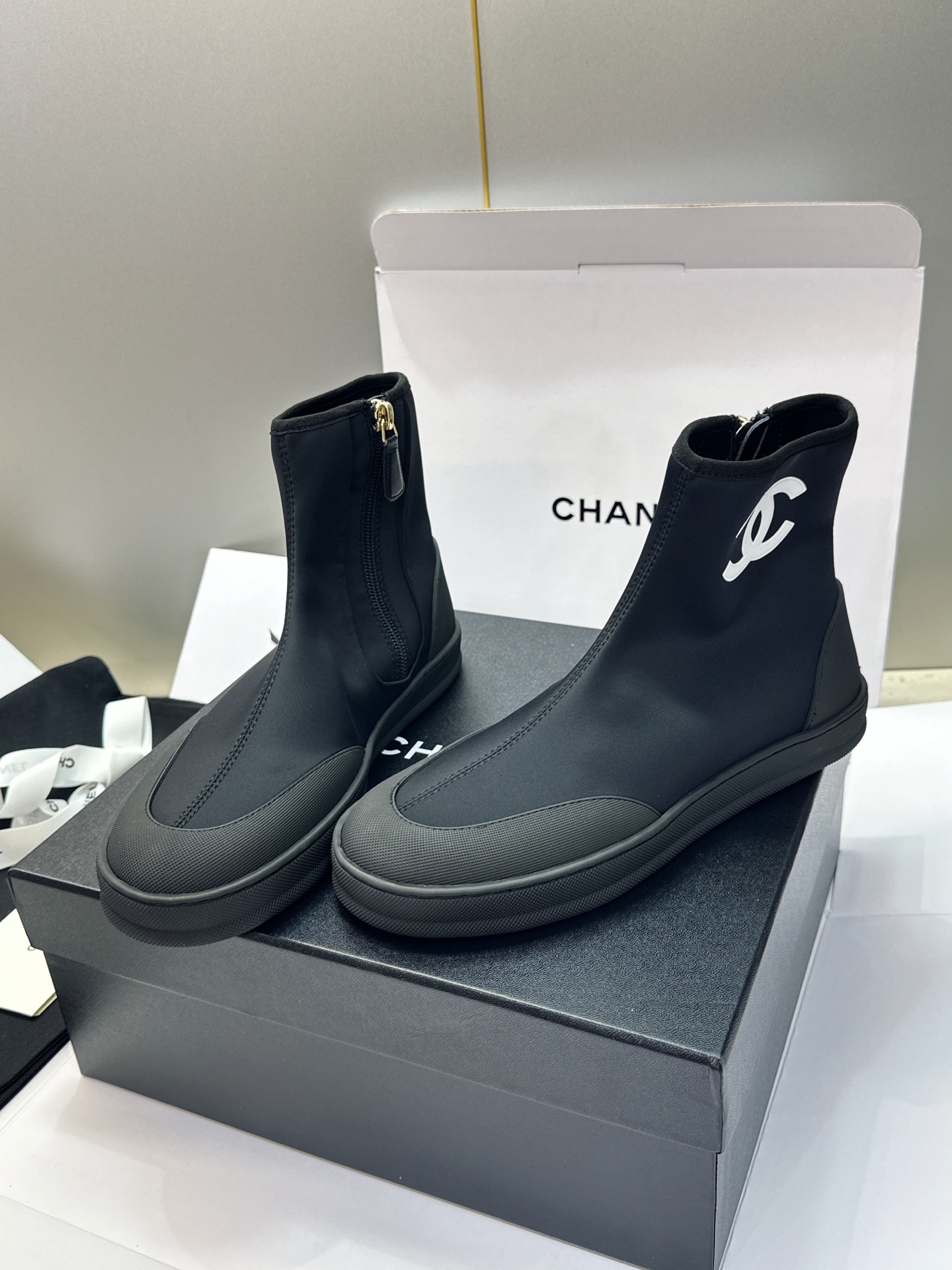 莞货 代购级 CHANEL 香奈儿2026春夏新款芭蕾舞袜子弹力女靴 小香双C字母logo平底圆头拼色机车骑士休闲短靴 莞货 代购级 CHANEL 香奈儿2026春夏新款芭蕾舞袜子弹力女靴 小香双C字母logo平底圆头拼色机车骑士休闲短靴