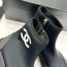 莞货 代购级 CHANEL 香奈儿2026春夏新款芭蕾舞袜子弹力女靴 小香双C字母logo平底圆头拼色机车骑士休闲短靴 莞货 代购级 CHANEL 香奈儿2026春夏新款芭蕾舞袜子弹力女靴 小香双C字母logo平底圆头拼色机车骑士休闲短靴